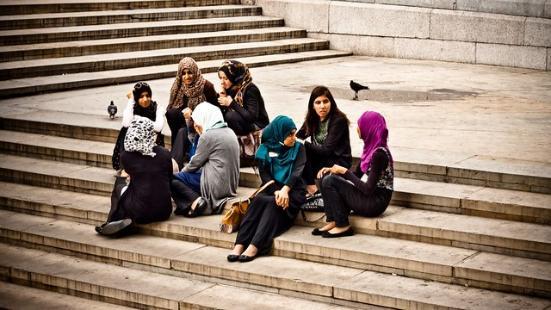 Young Muslim Women Enjoying the afternoon at Trafalgar Square by Garry Knight CC Flikr